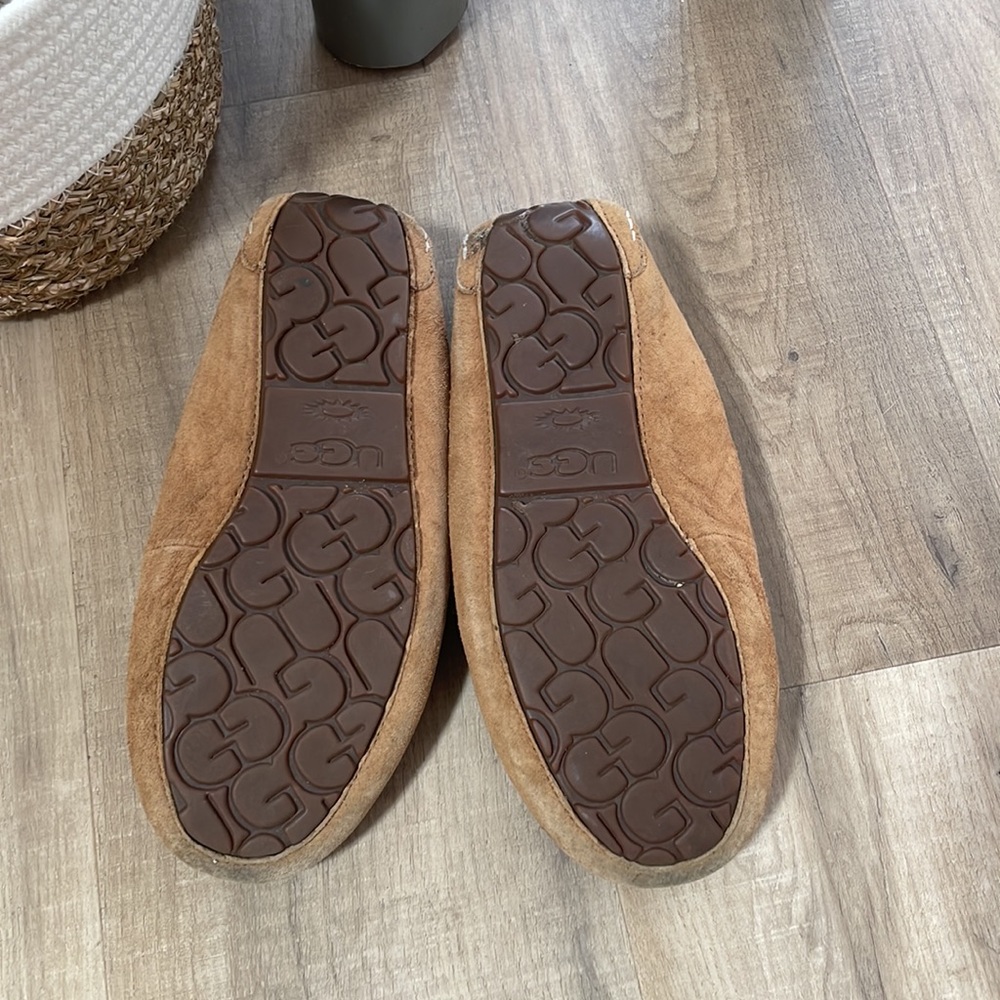 Rare Hawaiian stamped Ugg slippers - Picture 3 of 4